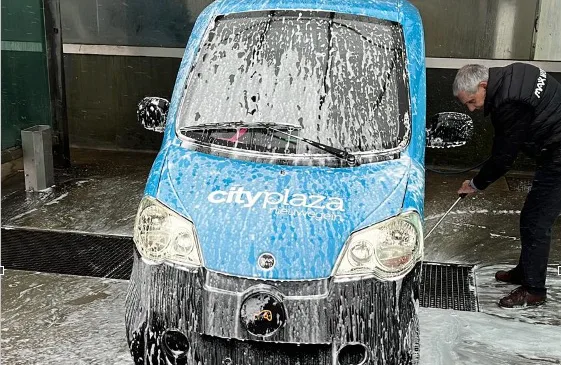 Max Mobiel krijgt schuimkuur, blauwe buggy’s blinkend terug de wijk in