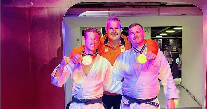 Op de foto vlnr Stijn Terhaar, Bondscoach Allard Schulenklopper, en Dylan Lemmens uit Gouda welke zelfs de gouden medaille wist te winnen in de categorie boven de 94 kg