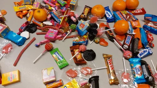 Kinderen lopen Sint Maarten in Jutphaas: lichtjes, liedjes en een goed doel