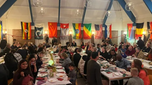 Kerst alleen vieren of krap bij kas? Cross Culture organiseert multiculturele kerstmaaltijd