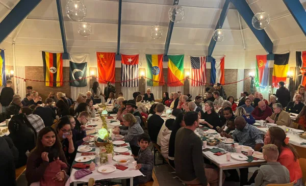 Kerst alleen vieren of krap bij kas? Cross Culture organiseert multiculturele kerstmaaltijd
