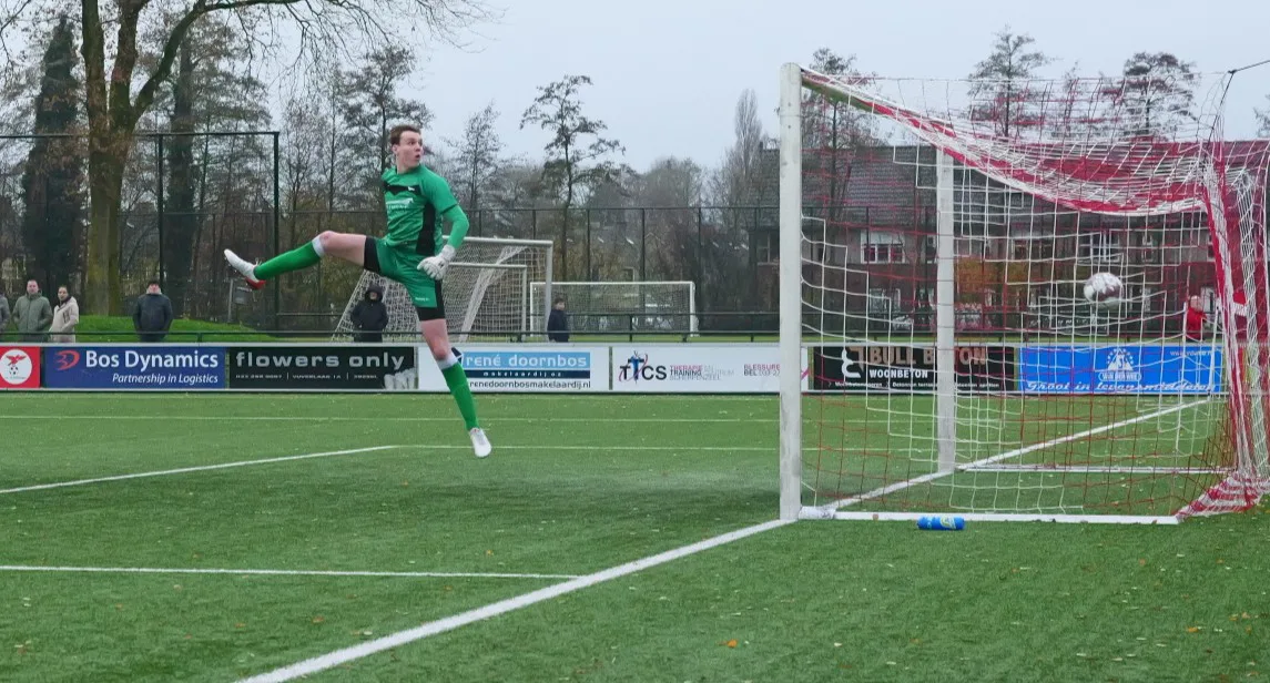 Een verbouwereerde keeper van de thuisploeg heeft het nakijken, 0-1 voor sv Parkhout