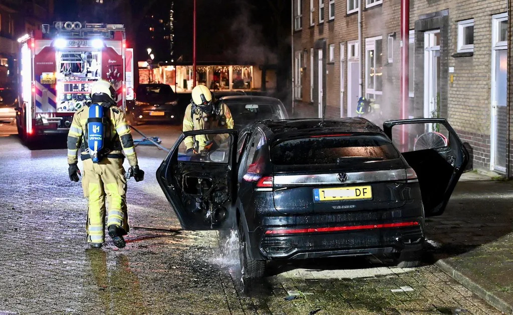 Auto brandt uit aan Van Herwijnenplantsoen, brandweer schaalt op naar middelbrand