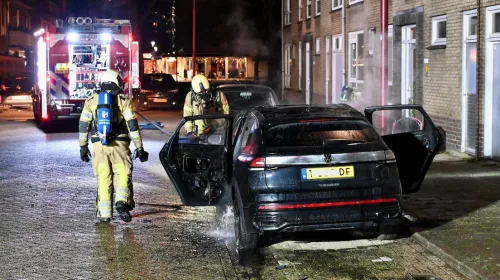 Auto brandt uit aan Van Herwijnenplantsoen, brandweer schaalt op naar middelbrand