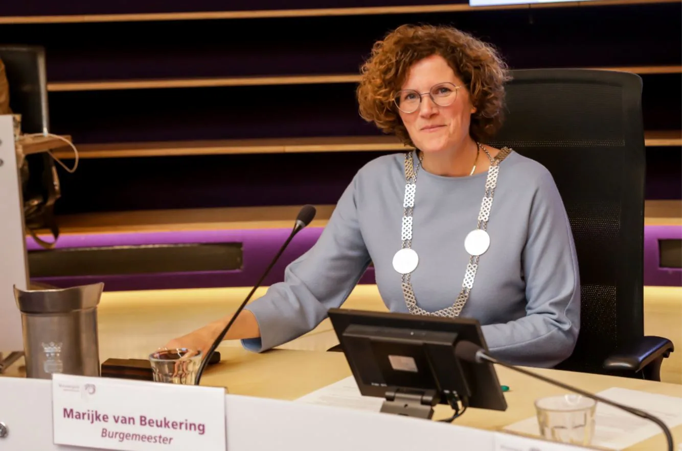 Burgemeester Marijke van Beukerink achter de voorzitters desk