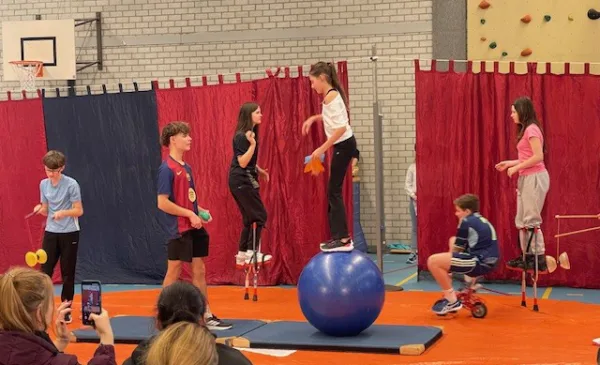 Brugklassers stelen de show bij Oosterlicht-circusdag