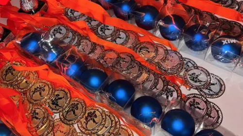 Kerstballen judotoernooi bij DeMix trekt 120 jeugdjudoka’s, wethouder huldigt Nieuwegeinse toppers