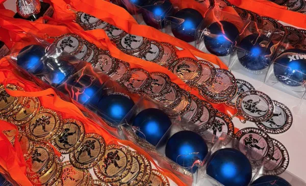 Kerstballen judotoernooi bij DeMix trekt 120 jeugdjudoka’s, wethouder huldigt Nieuwegeinse toppers