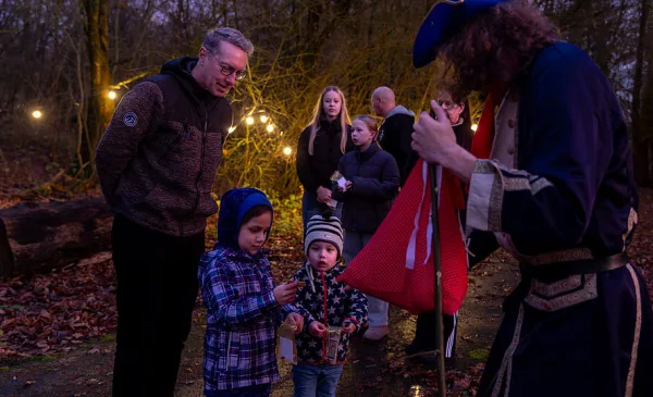 Nieuwegein loopt massaal achter kabouters aan, en dat was verrassend gezellig
