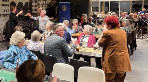 Warme avond in ’t Veerhuis, 90 Nieuwegeiners in het zonnetje gezet