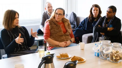 Staatssecretaris Palmen bezoekt huurders Nijpelsplantsoen over toeslagen en logeerwoningen