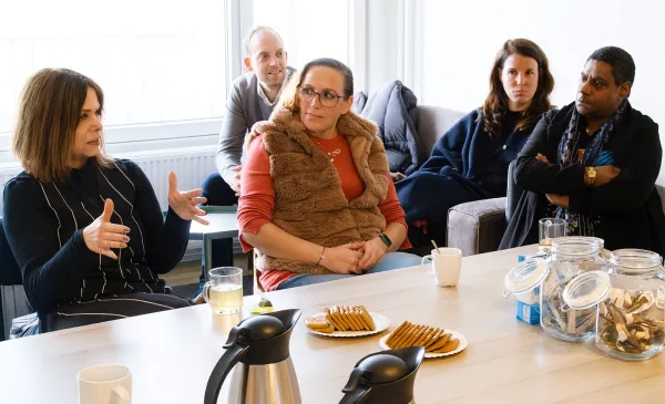 Staatssecretaris Palmen bezoekt huurders Nijpelsplantsoen over toeslagen en logeerwoningen