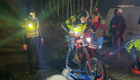 Politie deelt 37 boetes uit bij grote bromfietscontrole in Nieuwegein