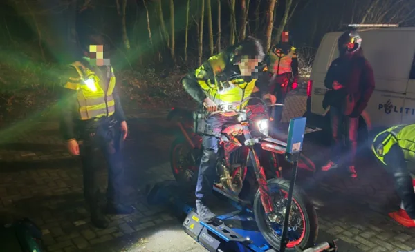 Politie deelt 37 boetes uit bij grote bromfietscontrole in Nieuwegein