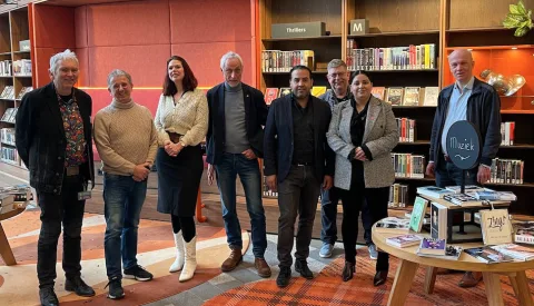 Den Haag op de koffie in de bieb, en daarna door naar het zwembad