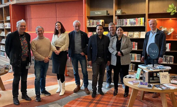 Den Haag op de koffie in de bieb, en daarna door naar het zwembad