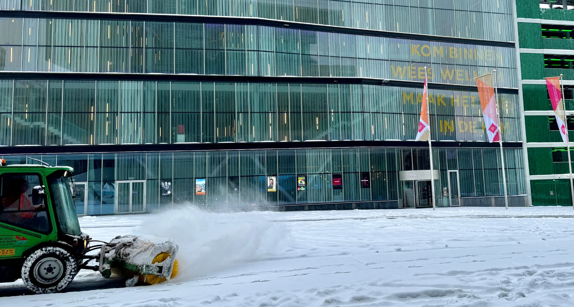 Sneeuwveger op Stadsplein