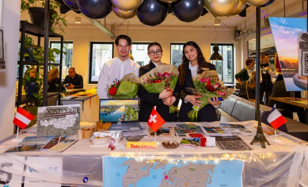 Paspoort niet nodig, Nieuwegeinse studenten regelen de wereldreis