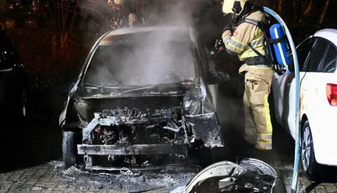 Autobrand op het Wenckebachplantsoen, oorzaak nog onduidelijk