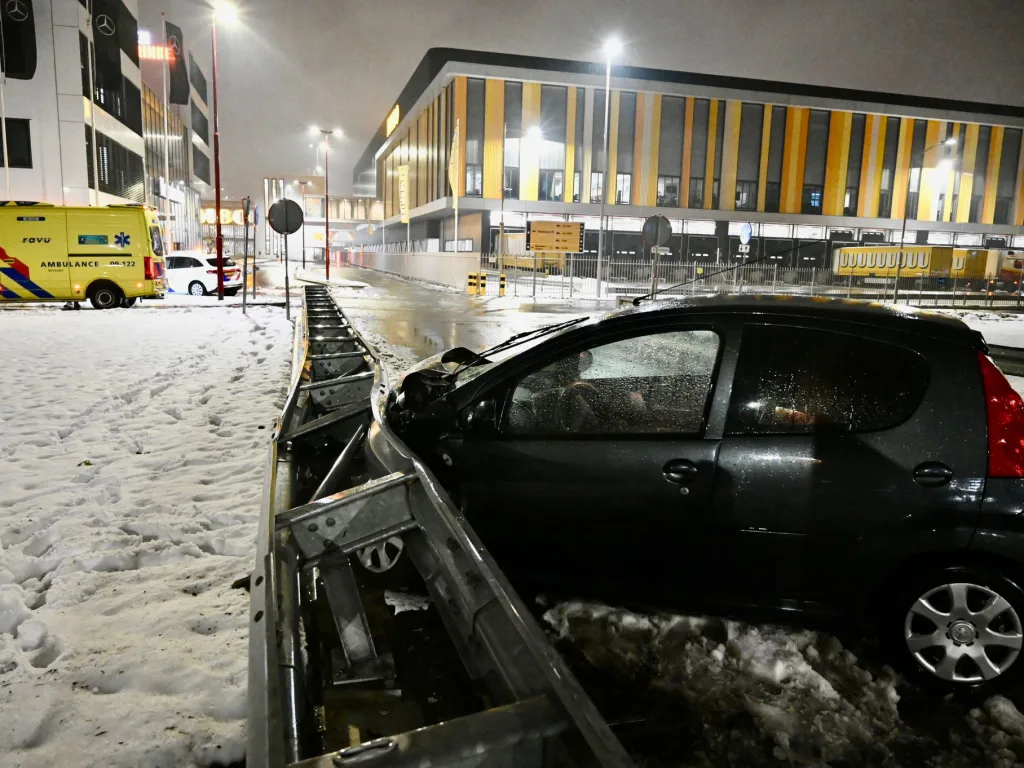 Eten koud, buiten koud. Rit maaltijdbezorger eindigt tegen vangrail op N408