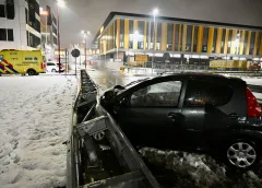 Eten koud, buiten koud. Rit maaltijdbezorger eindigt tegen vangrail op N408