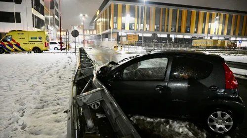 Eten koud, buiten koud. Rit maaltijdbezorger eindigt tegen vangrail op N408