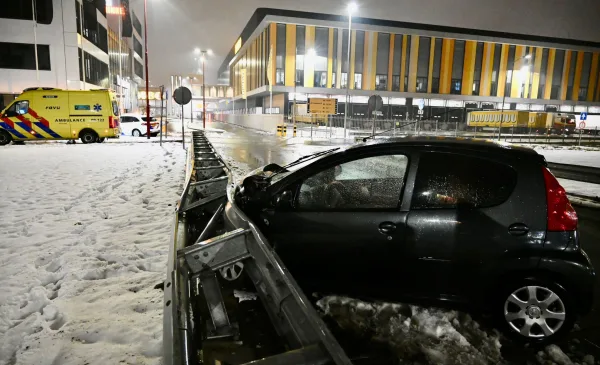Eten koud, buiten koud. Rit maaltijdbezorger eindigt tegen vangrail op N408