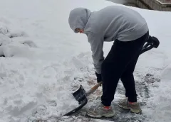 Van laptop naar buiten, Cals leerlingen scheppen sneeuw en doen boodschappen