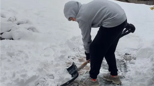 Van laptop naar buiten, Cals leerlingen scheppen sneeuw en doen boodschappen