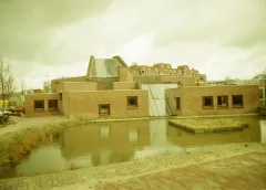 Nog geen vijftig jaar oud, en nu al rijksmonument, de Emmauskerk doet het gewoon