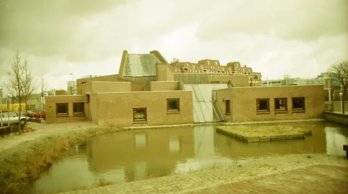 Nog geen vijftig jaar oud, en nu al rijksmonument, de Emmauskerk doet het gewoon