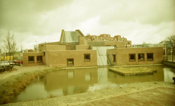 Nog geen vijftig jaar oud, en nu al rijksmonument, de Emmauskerk doet het gewoon