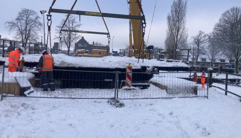 Brug eruit, Vreeswijk om, en de sneeuw gooit er ook nog een schep bovenop