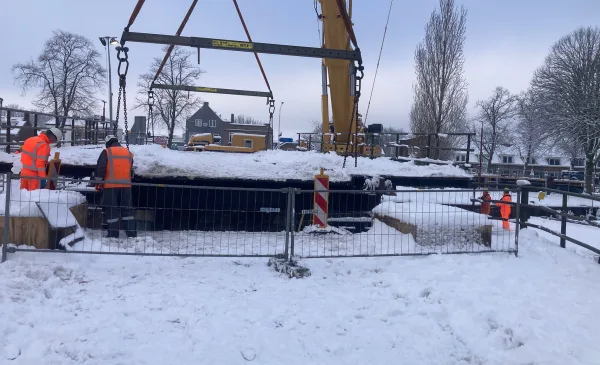 Brug eruit, Vreeswijk om, en de sneeuw gooit er ook nog een schep bovenop