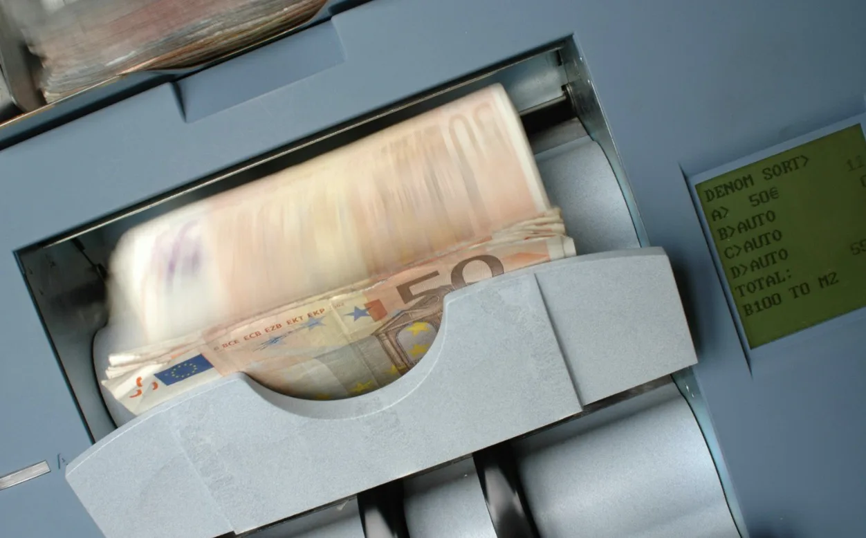 Geld uit een geldautomaat