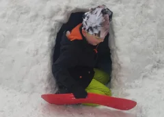 IJspret bij Fort Jutphaas, kinderen sleeën en bouwen iglo in verse sneeuw