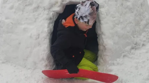 IJspret bij Fort Jutphaas, kinderen sleeën en bouwen iglo in verse sneeuw