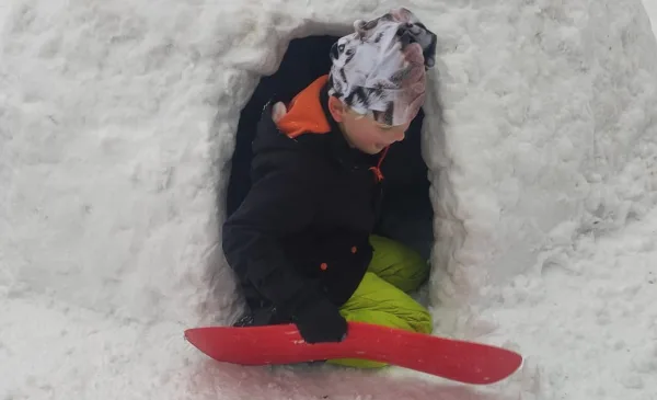 IJspret bij Fort Jutphaas, kinderen sleeën en bouwen iglo in verse sneeuw