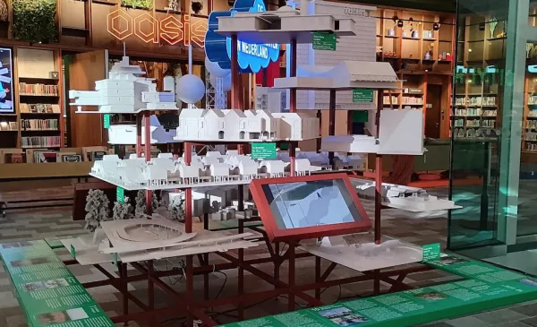 Even kijken tussen afspraken door, mini expo over Post 65 in het Stadshuis