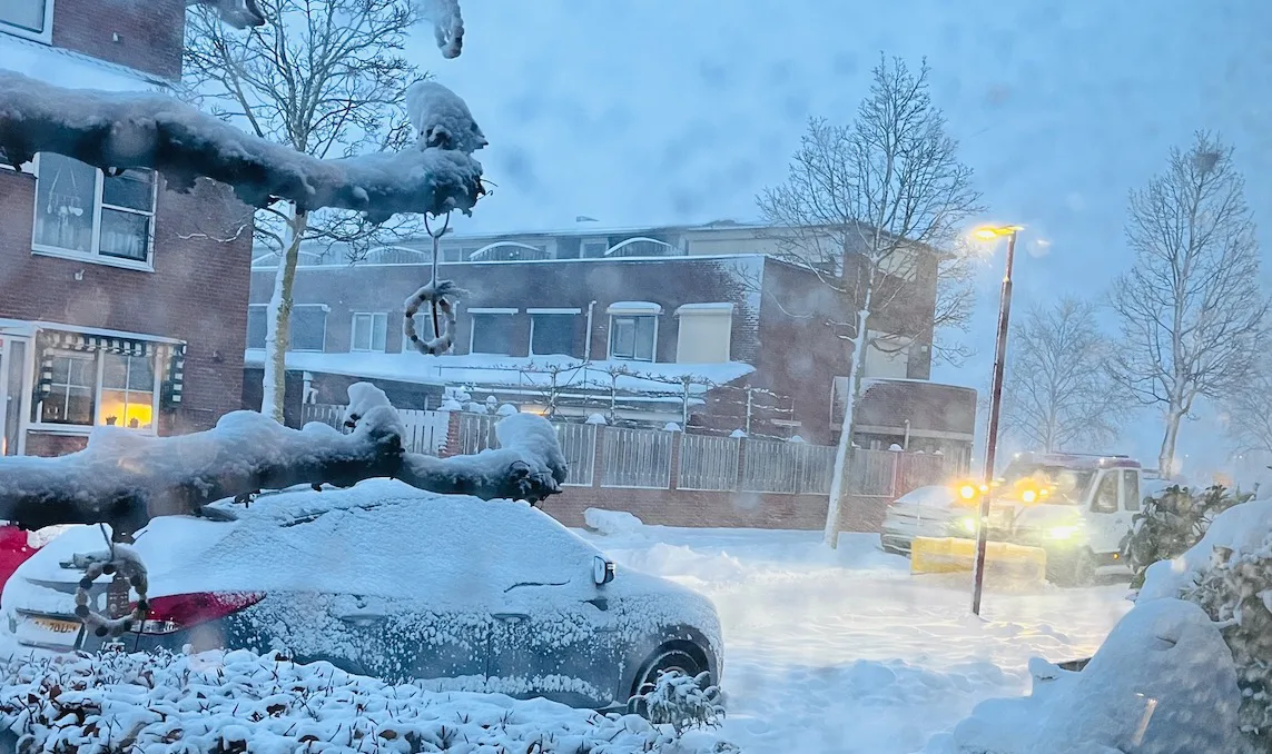 Sneeuwschuiver in de straat