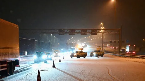 Truck dwars op de A2 bij Nieuwegein Zuid, één rijstrook open, spits compleet vast