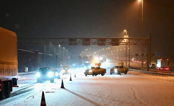 Truck dwars op de A2 bij Nieuwegein Zuid, één rijstrook open, spits compleet vast