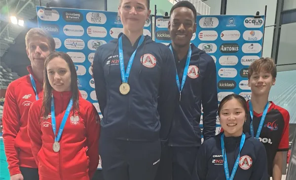 ‘Nieuwegeinse duikshow in Eindhoven, goud, goud en nog eens goud’