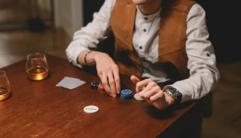 Nieuwegeiner betrokken bij inval illegale gokpraktijken en de gevaren van de achterkamer