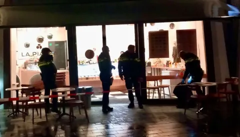 Rood doorlopen ogen en straattaal, politie zoekt lange man na overval