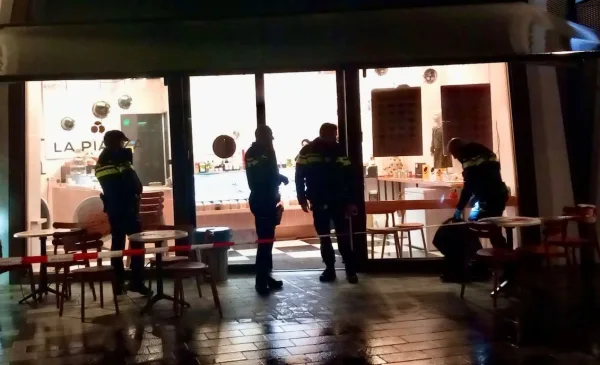 Rood doorlopen ogen en straattaal, politie zoekt lange man na overval