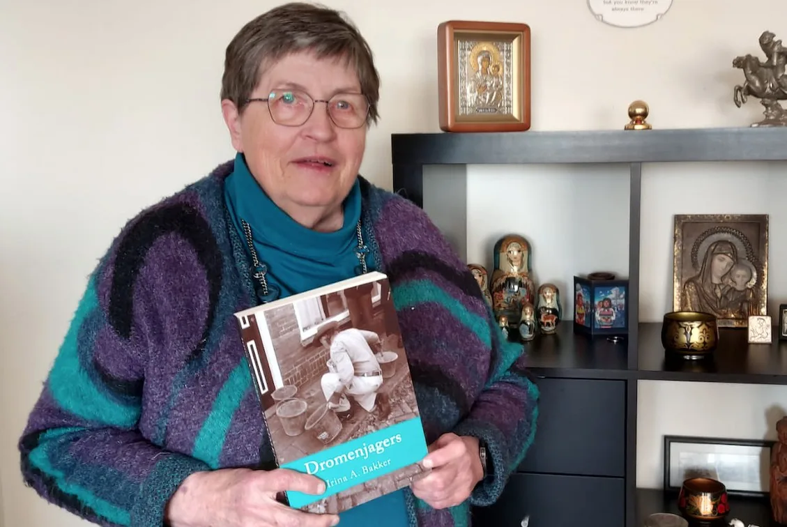 Irina A. Bakker met haar boek