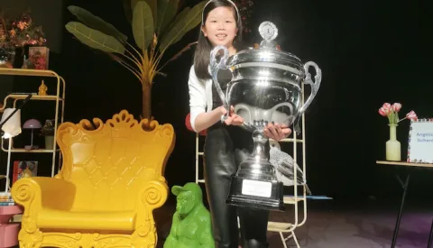 Nieuwegeinse Kayley (11) verovert jury bij voorleeswedstrijd, op weg naar provinciale finale