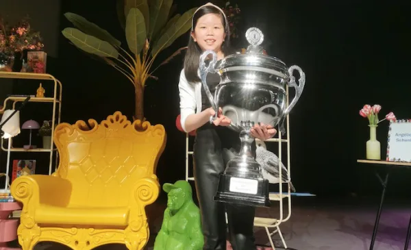 Nieuwegeinse Kayley (11) verovert jury bij voorleeswedstrijd, op weg naar provinciale finale