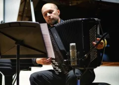 Even pauze van werk of boodschappen, accordeon klinkt in DE KOM